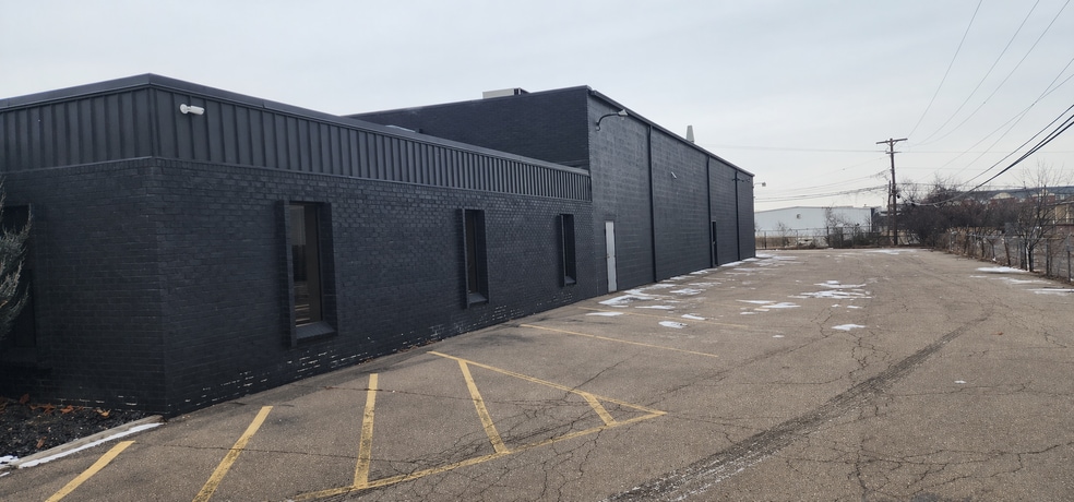 2468-2470 Industrial Row Dr, Troy, MI for lease - Building Photo - Image 3 of 27