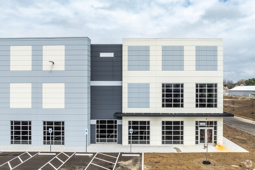 1800 Deffenbaugh Ct, Columbus, OH à louer - Photo du bâtiment - Image 3 de 10