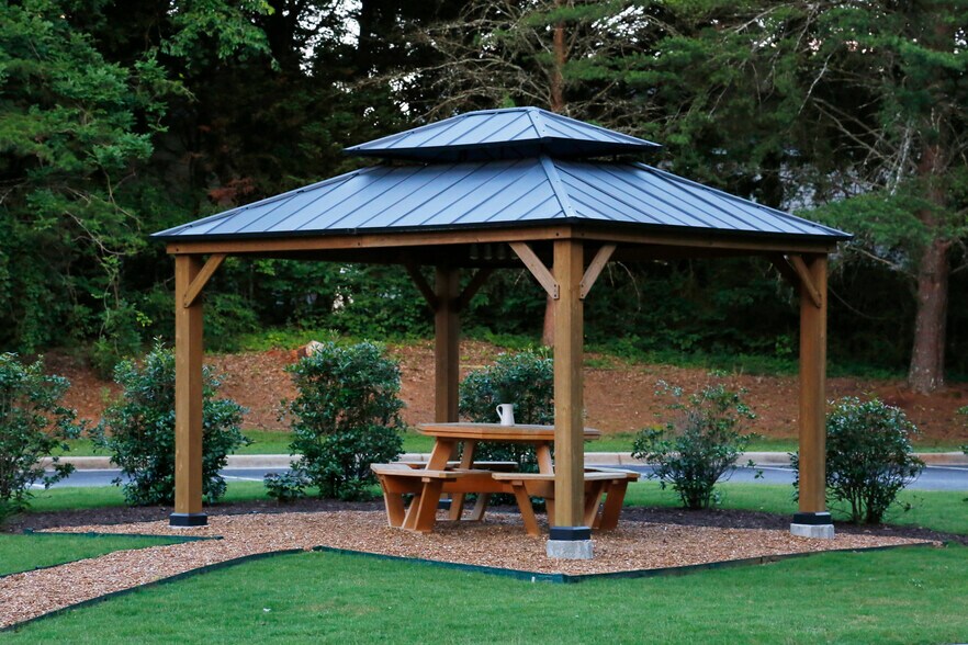 590 W Crossville Rd, Roswell, GA à louer - Photo du bâtiment - Image 3 de 25