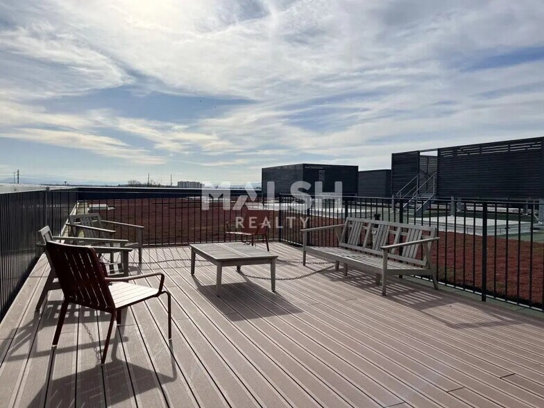 Flex dans Saint-Priest à louer - Photo du bâtiment - Image 2 de 36