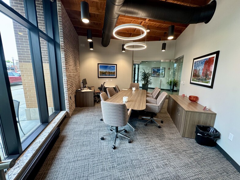 222 E Park St, Edwardsville, IL for lease - Interior Photo - Image 2 of 23