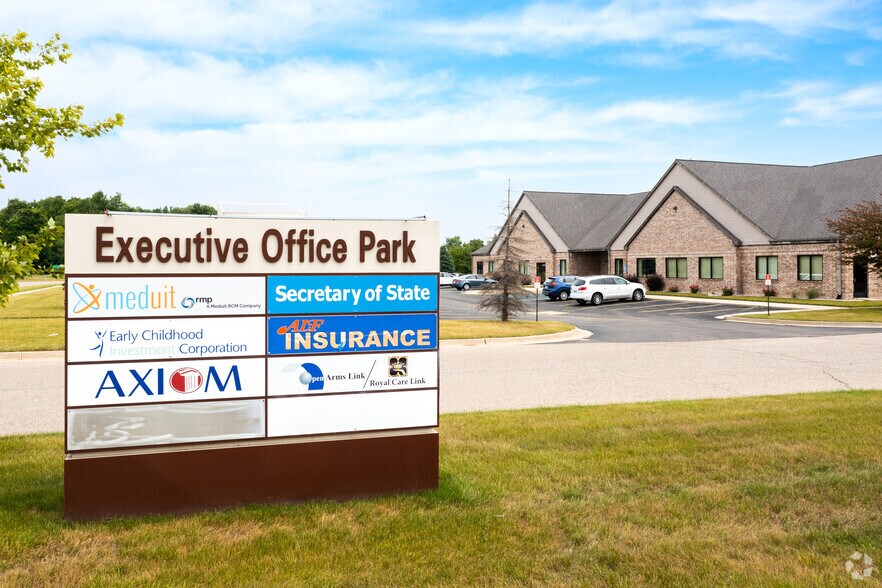 8164 Executive Ct, Lansing, MI à louer - Photo du bâtiment - Image 3 de 14