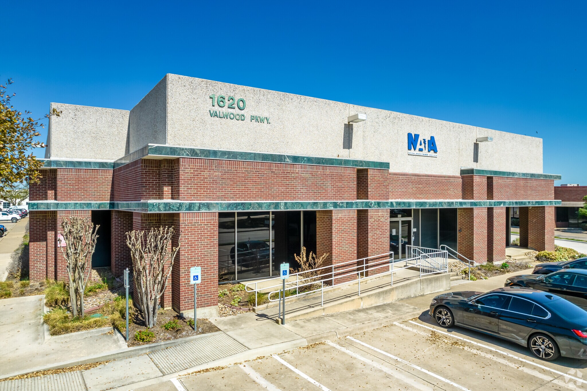 1620 Valwood Pky, Carrollton, TX à louer Photo du bâtiment- Image 1 de 5