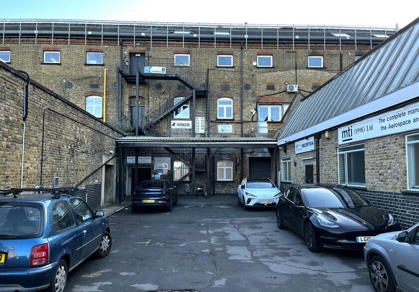 Sandown Rd, Watford à louer - Photo du bâtiment - Image 2 de 27