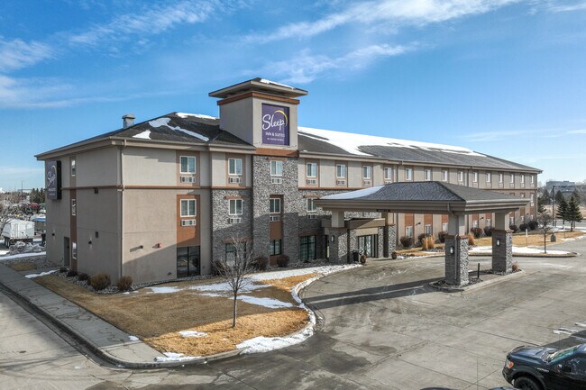 More details for 1350 S 42nd St, Grand Forks, ND - Hospitality for Sale