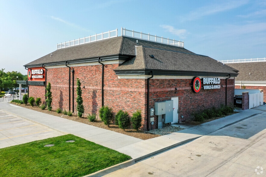 3845 Village Dr, Lincoln, NE for lease - Building Photo - Image 2 of 4