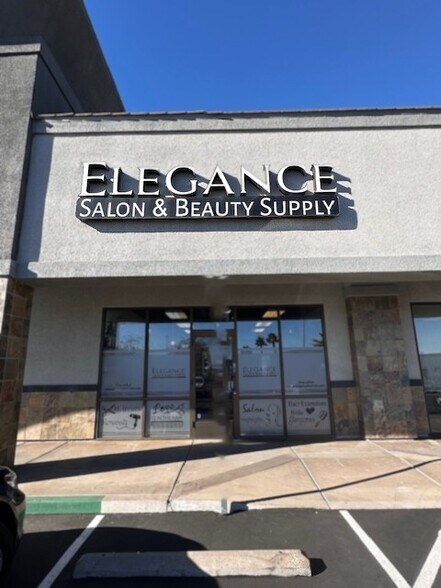 171 N Gibson Rd, Henderson, NV à louer - Photo du bâtiment - Image 3 de 15