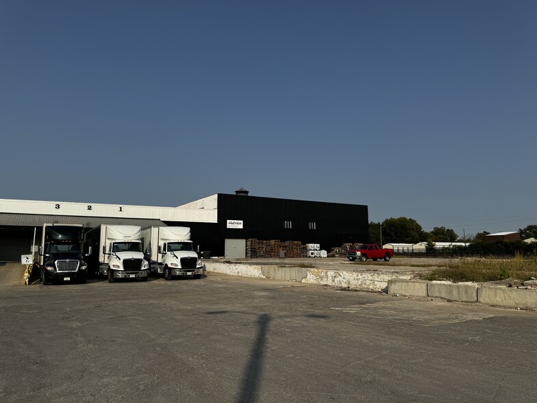 Logan Industrial Park portfolio of 3 properties for sale on LoopNet.ca - Building Photo - Image 3 of 44