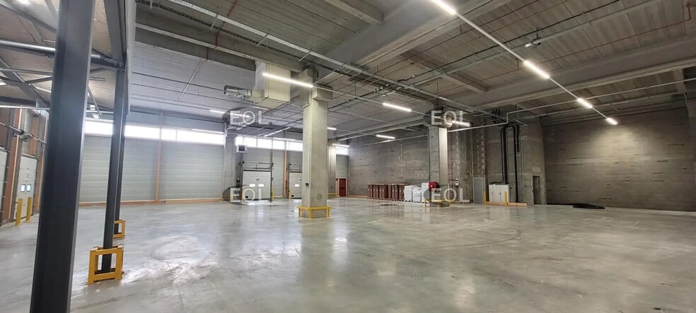 Industrial in Lyon for lease - Interior Photo - Image 2 of 5