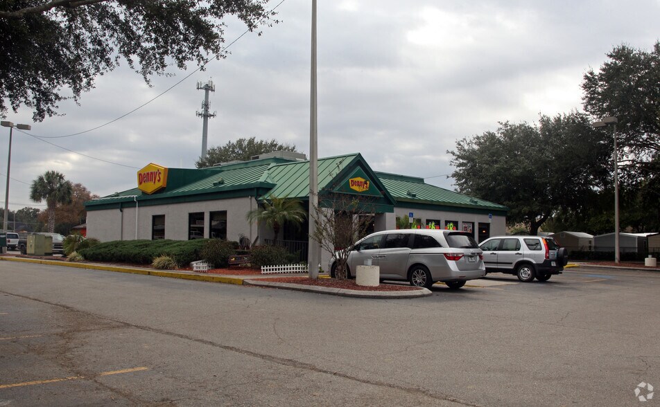 1301 W Brandon Blvd, Brandon, FL à louer - Photo du bâtiment - Image 2 de 2