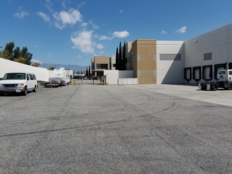 13500 Marlay Ave, Fontana, CA à louer - Photo du bâtiment - Image 2 de 31
