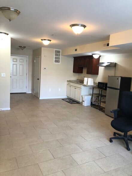 296 Garretson Ave, Staten Island, NY for lease - Interior Photo - Image 2 of 4