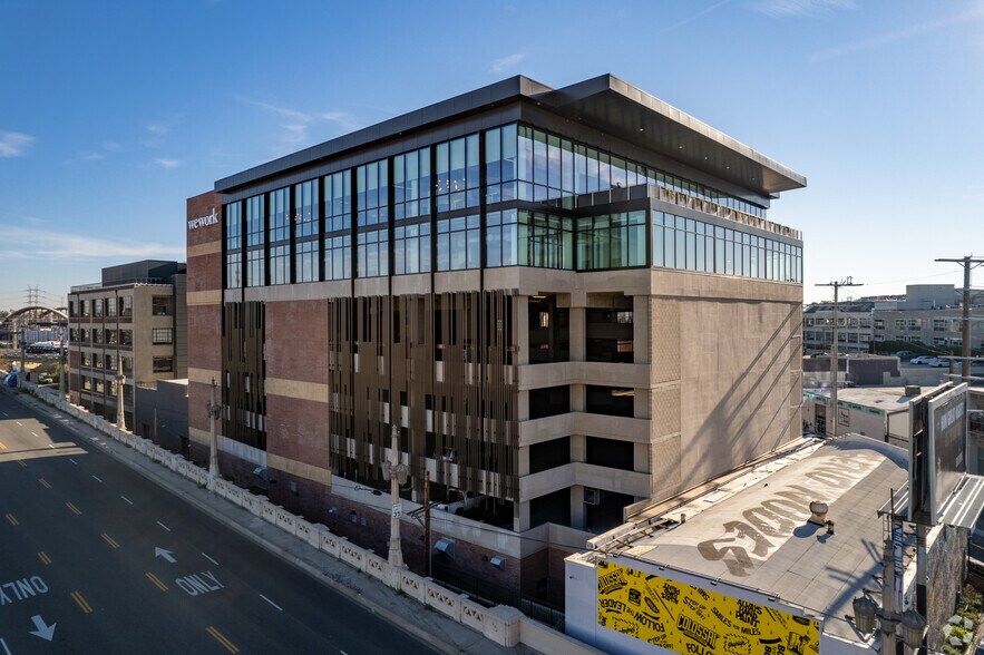 1003 E 4th Pl, Los Angeles, CA à louer - Photo du bâtiment - Image 2 de 6