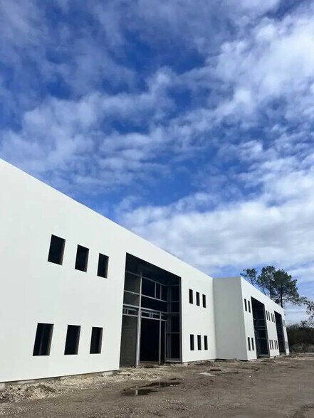 Flex dans SAINT-JEAN-D'ILLAC à louer - Photo du bâtiment - Image 1 de 10