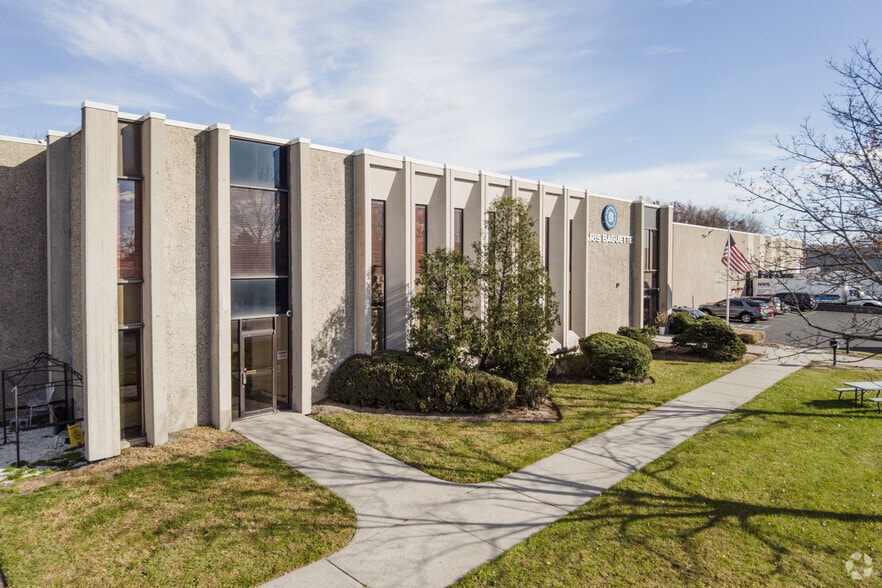 137-141 W Commercial Ave, Moonachie, NJ for lease - Building Photo - Image 2 of 10