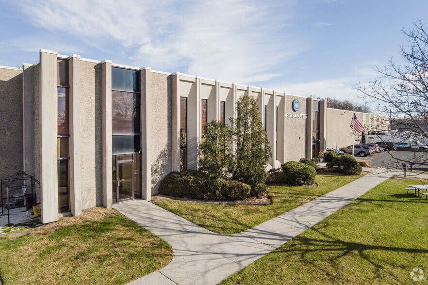 137-141 W Commercial Ave, Moonachie, NJ à louer - Photo du bâtiment - Image 2 de 10