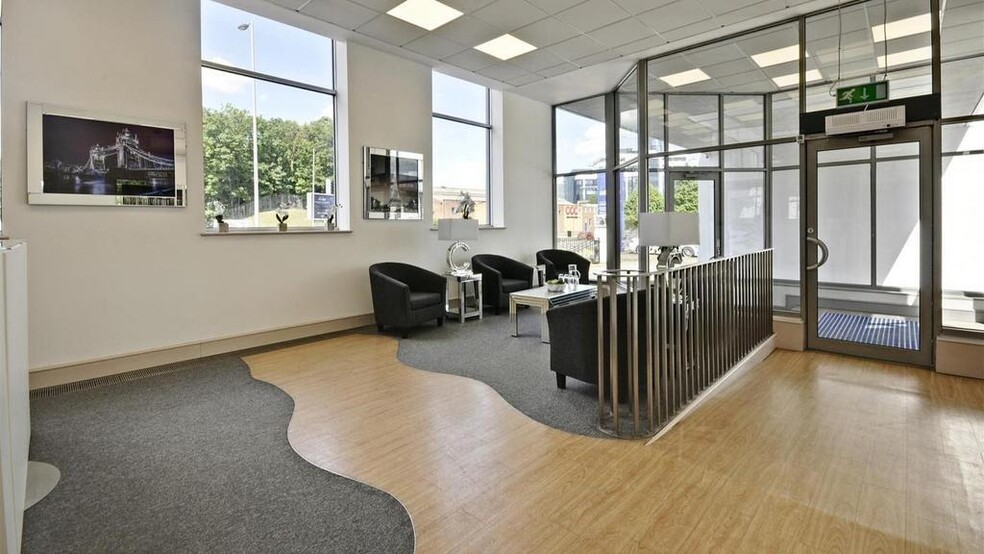 981 Great West Rd, Brentford for lease - Interior Photo - Image 2 of 6