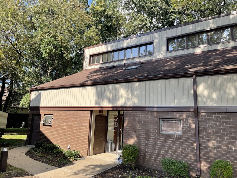 14-16 Brunswick Woods Dr, East Brunswick, NJ for sale - Building Photo - Image 1 of 1