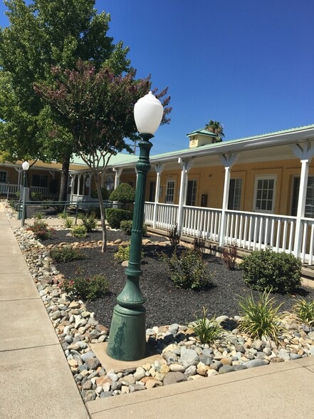 926 E Cypress Ave, Redding, CA for lease - Building Photo - Image 3 of 18