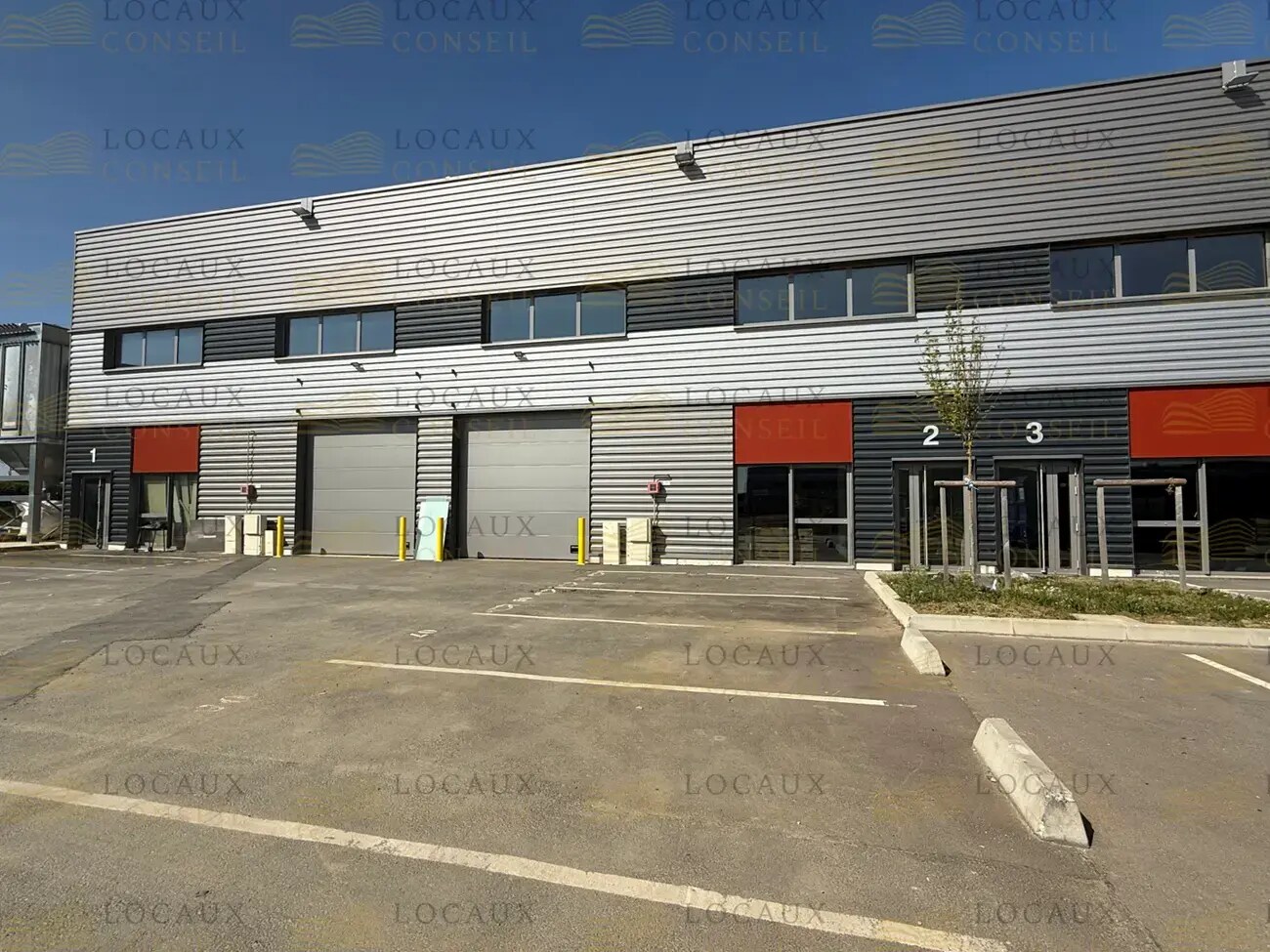 Flex in Le Thillay for lease Primary Photo- Image 1 of 6