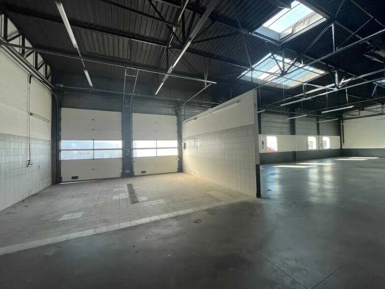 Flex in Vénissieux for lease - Building Photo - Image 2 of 7