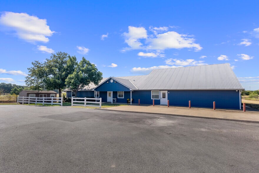 989 Old Mcdade Rd, Elgin, TX à vendre - Photo du bâtiment - Image 2 de 38