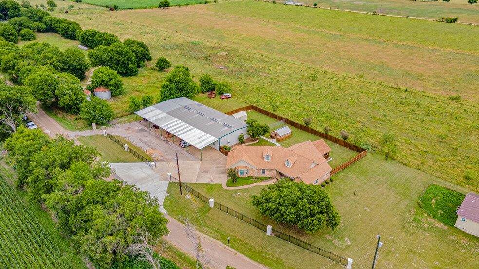 414 County Road 437, Eddy, TX à vendre - Photo du bâtiment - Image 3 de 58