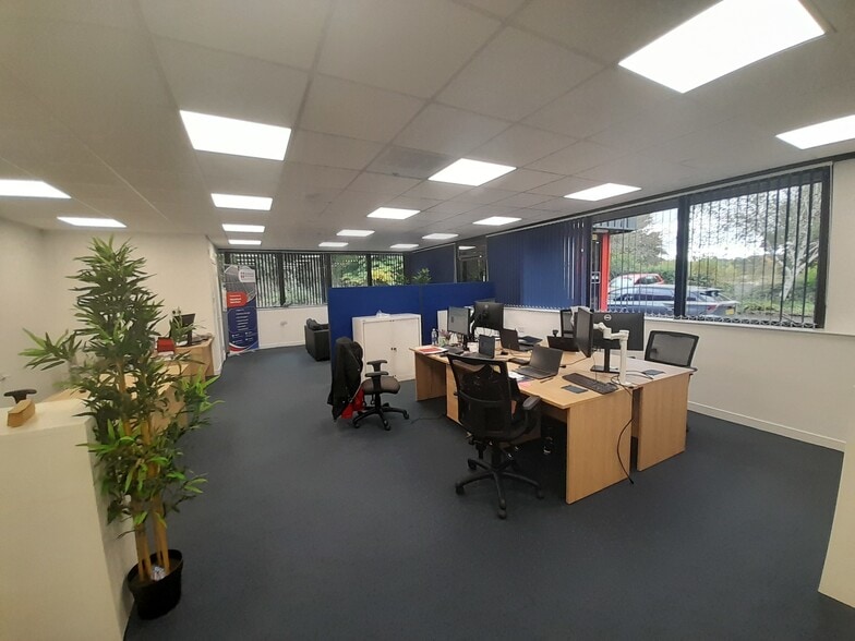 3a-3b Baird Rd, Livingston à louer - Photo du bâtiment - Image 3 de 5