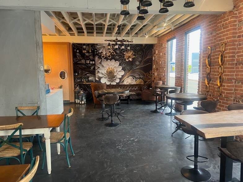 10906 105 Av NW, Edmonton, AB à louer - Photo du bâtiment - Image 3 de 10