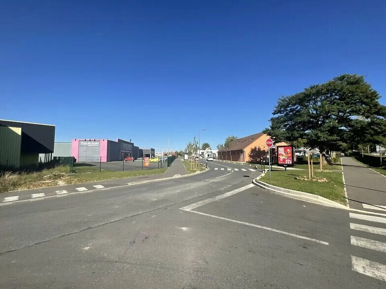 Retail in Saint-Thibault-des-Vignes for sale - Building Photo - Image 2 of 5