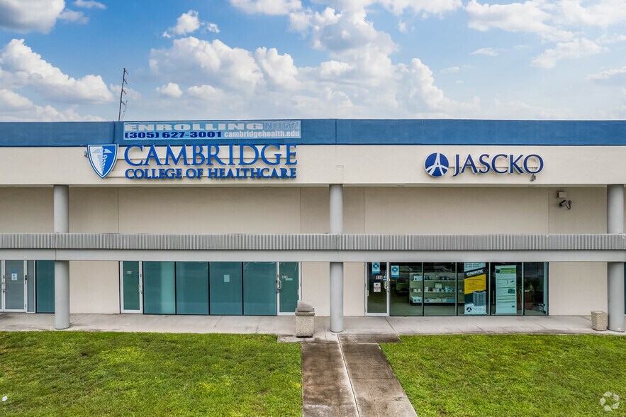 900 Park Centre Blvd, Miami Gardens, FL à louer - Photo du bâtiment - Image 3 de 22
