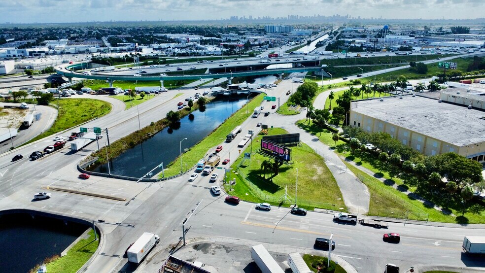 NW South River Dr, Medley, FL à louer - Photo du bâtiment - Image 3 de 4