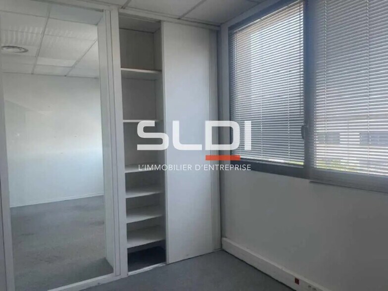 Office in Villeurbanne for lease - Building Photo - Image 3 of 15