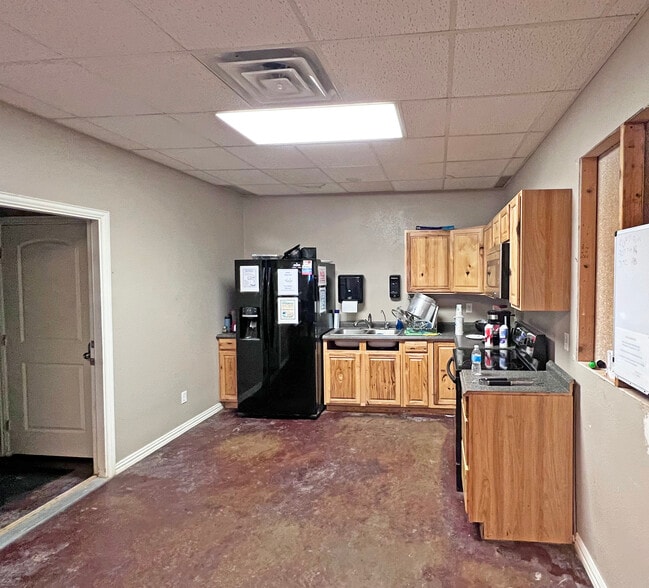 2741 E Pearl St, Odessa, TX for lease - Building Photo - Image 3 of 10