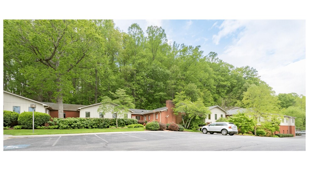 2206 S Main St, Blacksburg, VA à louer - Photo du bâtiment - Image 2 de 5