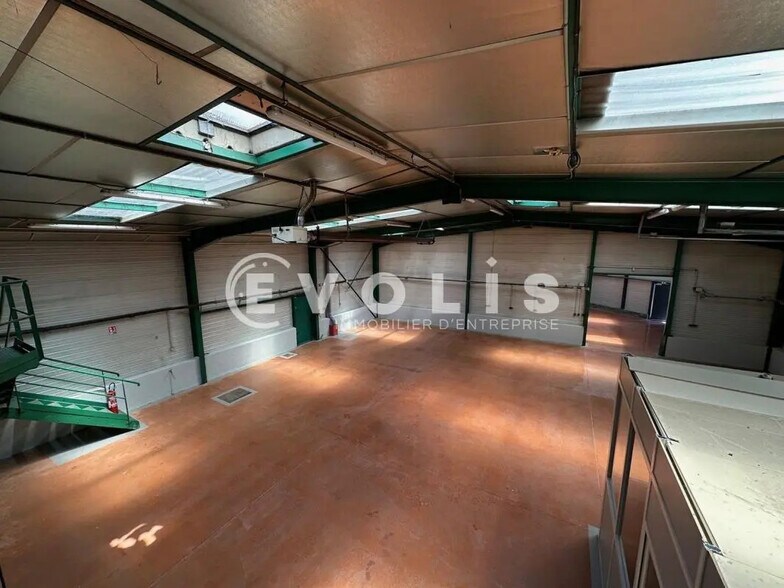 Office in Arnas for lease - Interior Photo - Image 2 of 5