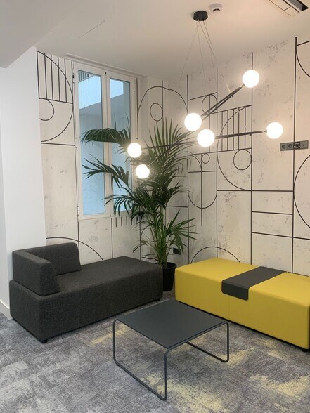 Calle de Edgar Neville, 33, Madrid, Madrid for lease - Building Photo - Image 2 of 2