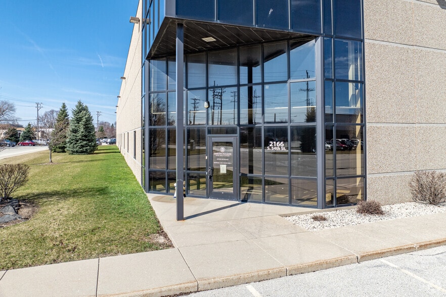 2160-2166 S 54th St, West Allis, WI à louer - Photo du bâtiment - Image 2 de 5