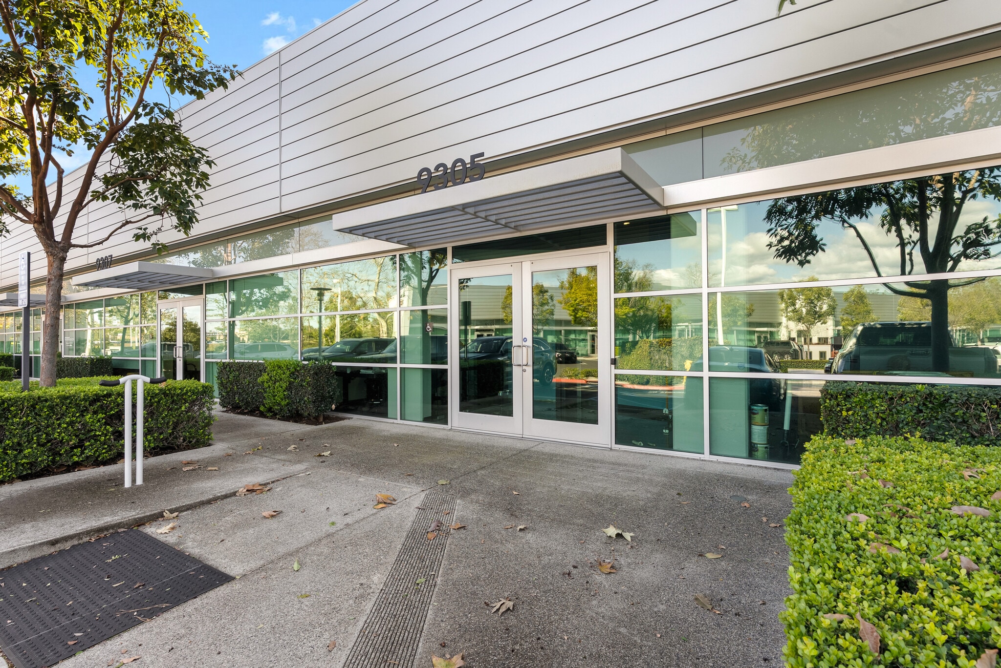 9297-9311 Research Dr, Irvine, CA à vendre Photo du bâtiment- Image 1 de 14