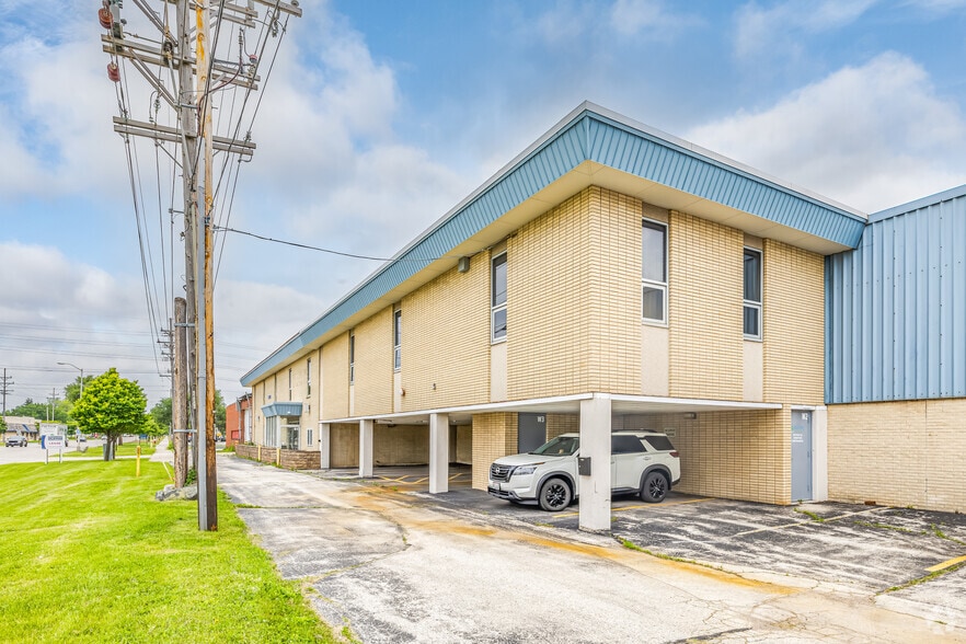 4480 N 124th St, Milwaukee, WI for sale - Building Photo - Image 1 of 19