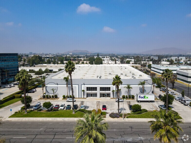 2111 Iowa Ave, Riverside, CA à louer - Photo du bâtiment - Image 3 de 4