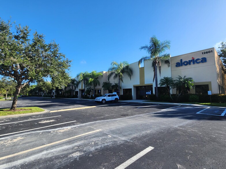 12601 Corporate Lakes Dr, Fort Myers, FL for lease - Building Photo - Image 1 of 4