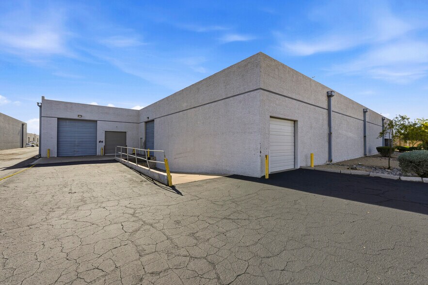 3745 E Wier Ave, Phoenix, AZ à louer - Photo du bâtiment - Image 3 de 40