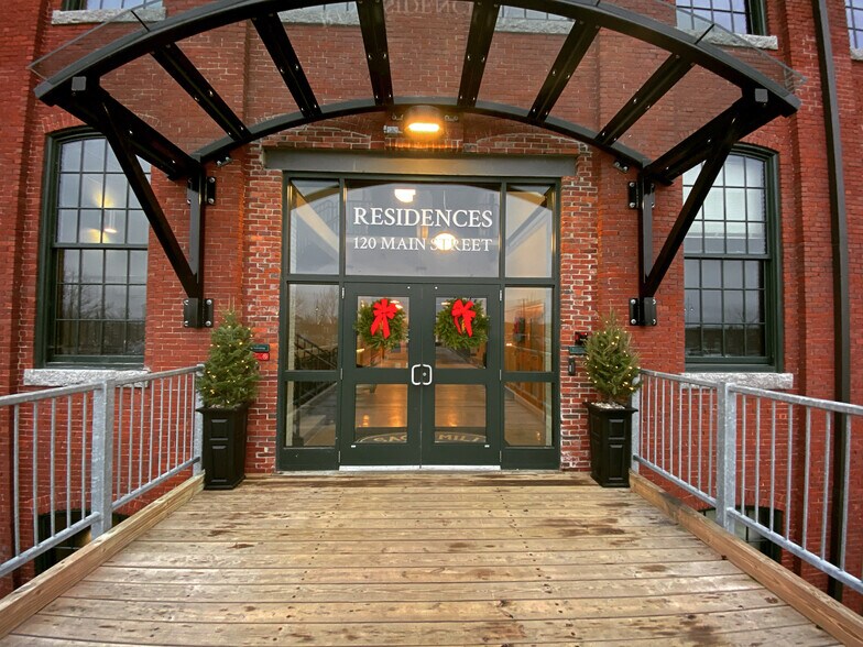 120 Main St, Saco, ME à louer - Photo du bâtiment - Image 3 de 7