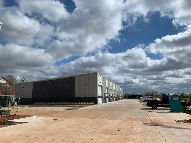 225 Garage Dr, Edmond, OK for lease - Building Photo - Image 2 of 7