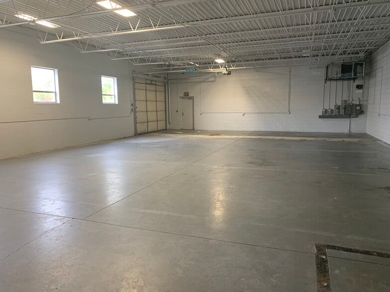 1215-1231 Wheaton Dr, Troy, MI à vendre - Photo du bâtiment - Image 3 de 5