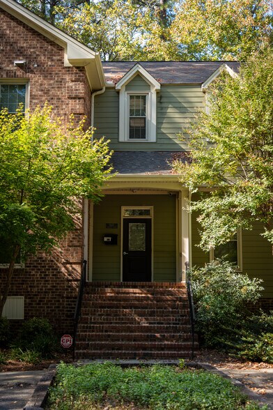 1157 Executive Cir, Cary, NC à louer - Photo du bâtiment - Image 3 de 5