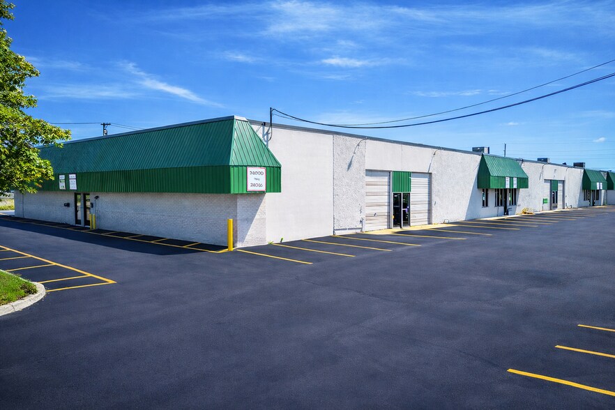 24000-24036 Haggerty Rd, Farmington Hills, MI à louer - Photo du bâtiment - Image 2 de 2