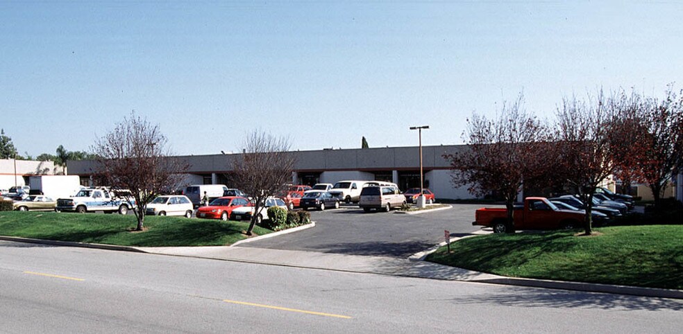 23342 South Pointe Dr, Laguna Hills, CA à louer - Photo du bâtiment - Image 2 de 11