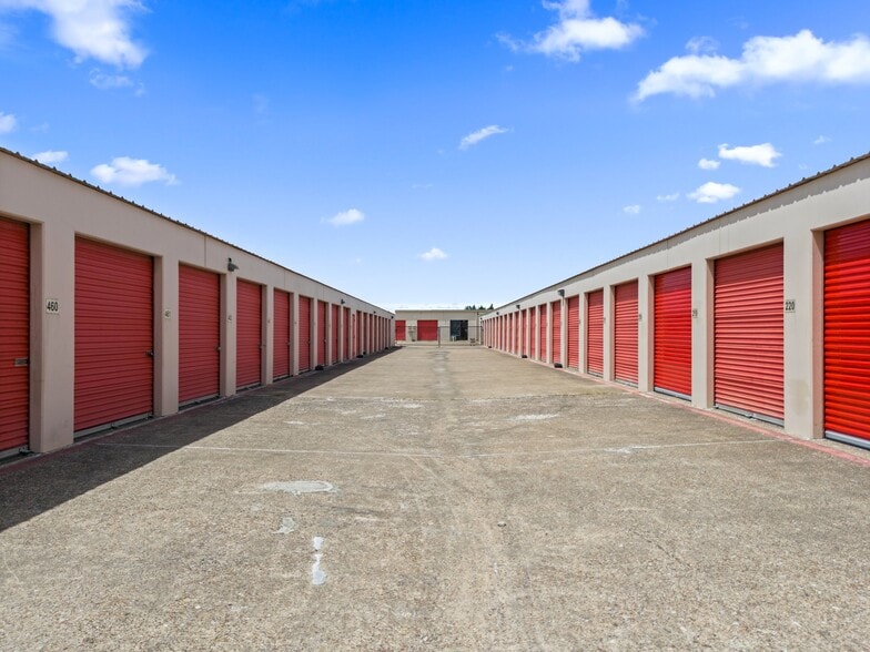 1920 N Interstate 35 E, Lancaster, TX à louer - Photo du bâtiment - Image 2 de 7